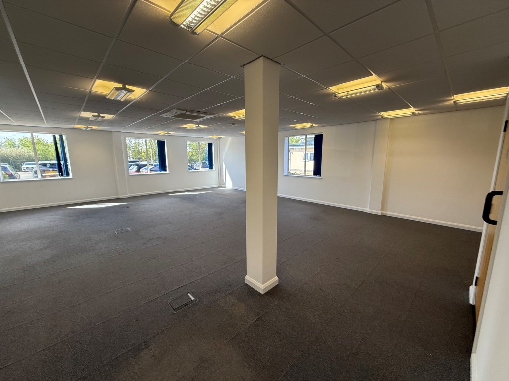 Lot: 51 - LEASEHOLD COMMERCIAL BUILDING WITH FOUR OFFICE SUITES - Carpeted office one with windows and LED lights